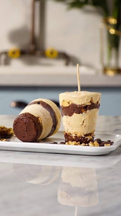 Que tal celebrar o verão com um picolé de doce de leite e chocolate super gostoso e fácil de fazer?