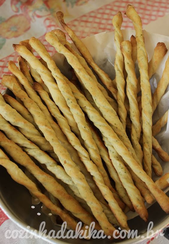 Uma falha de caráter? Ter demorado todo esse tempo pra publicar essa receita aqui. Desde que eu aprendi esses biscoitos salgados de cebola no curso de biscoitos do Sesi não parei mais de repetir a receita. Pra quem era absolutamente viciada em salgadinho de pacote, fazer um biscoitinho mais s